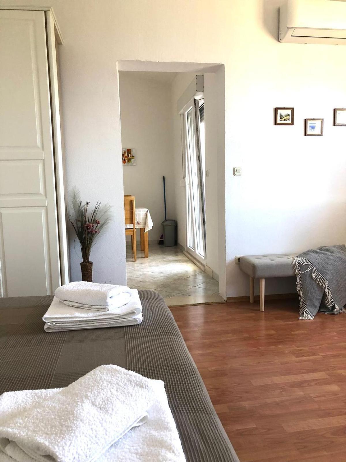 Apartments Curnic Jesenice  Extérieur photo